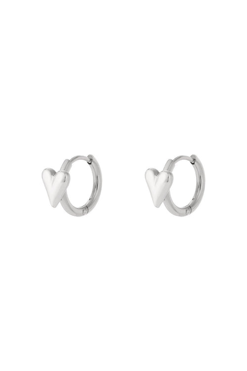 Kleine oorringen met hartjes erop in het zilver