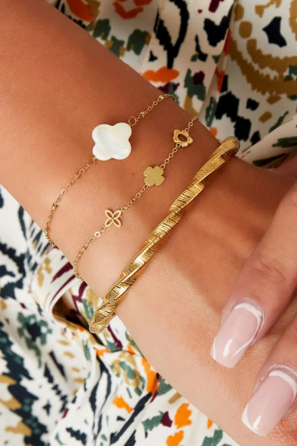 Goudkleurige armband met drie bloemen subtiel waterproof