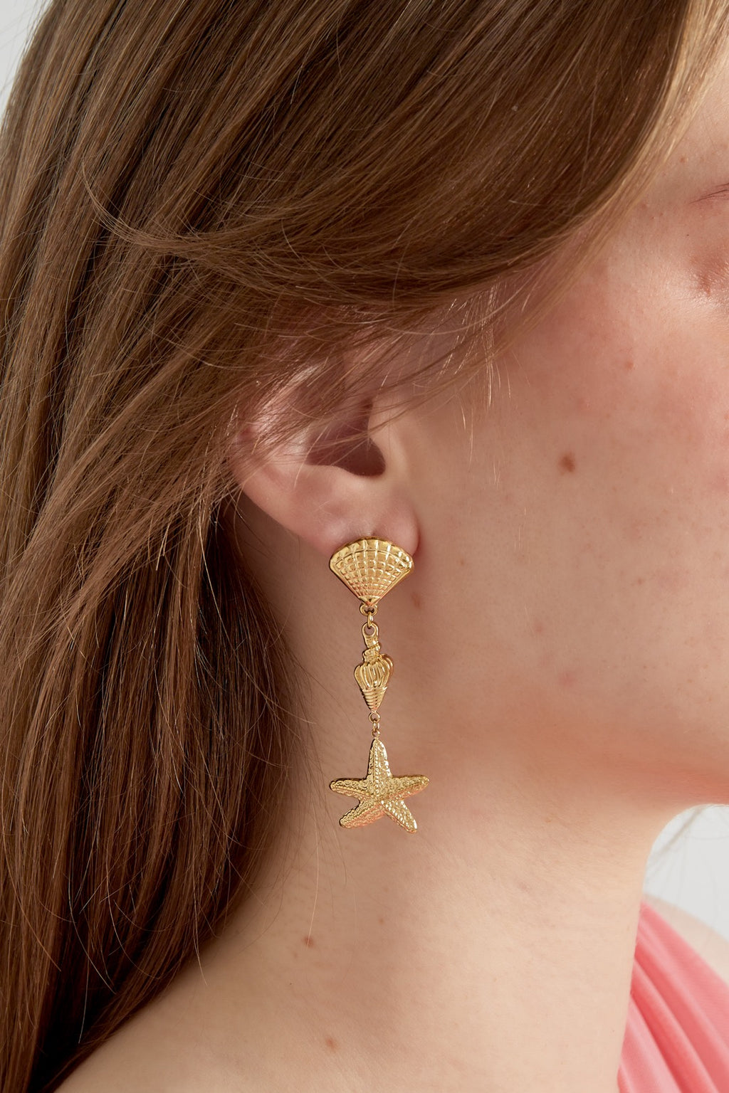 Stud schelpen en zeester oorbellen in het goud