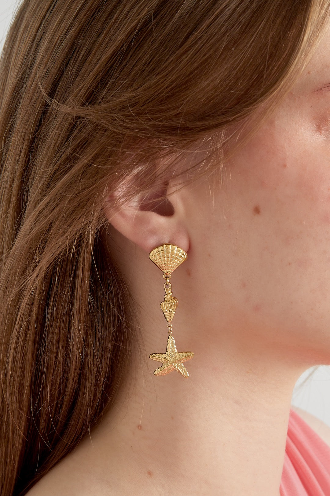 Stud schelpen en zeester oorbellen in het goud