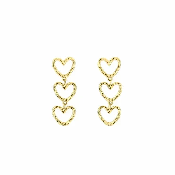 Trendy oorhangers van drie harten in het goud