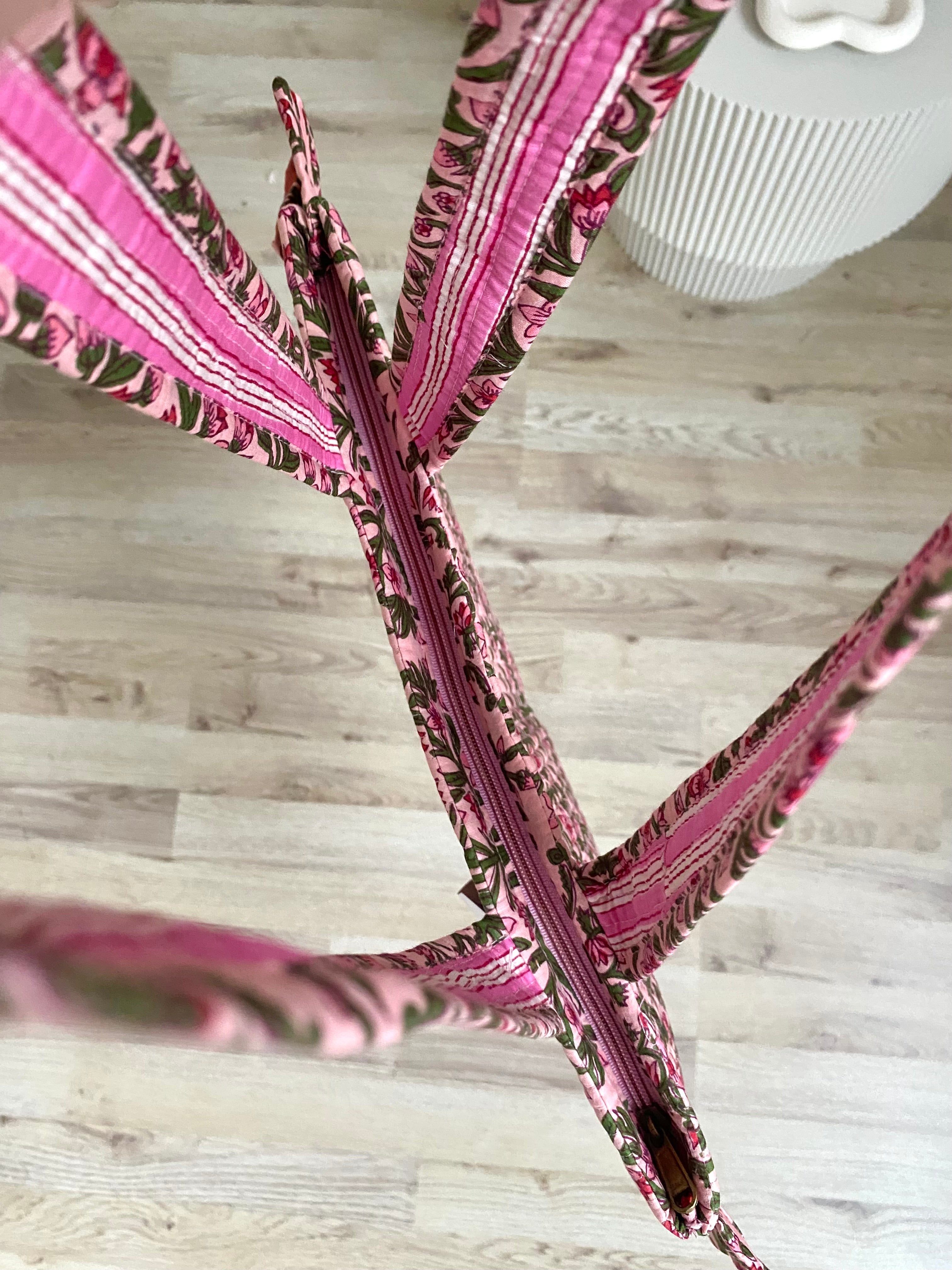 Tas met roze print en bladeren met ruches, ritssluiting en lang hengsel