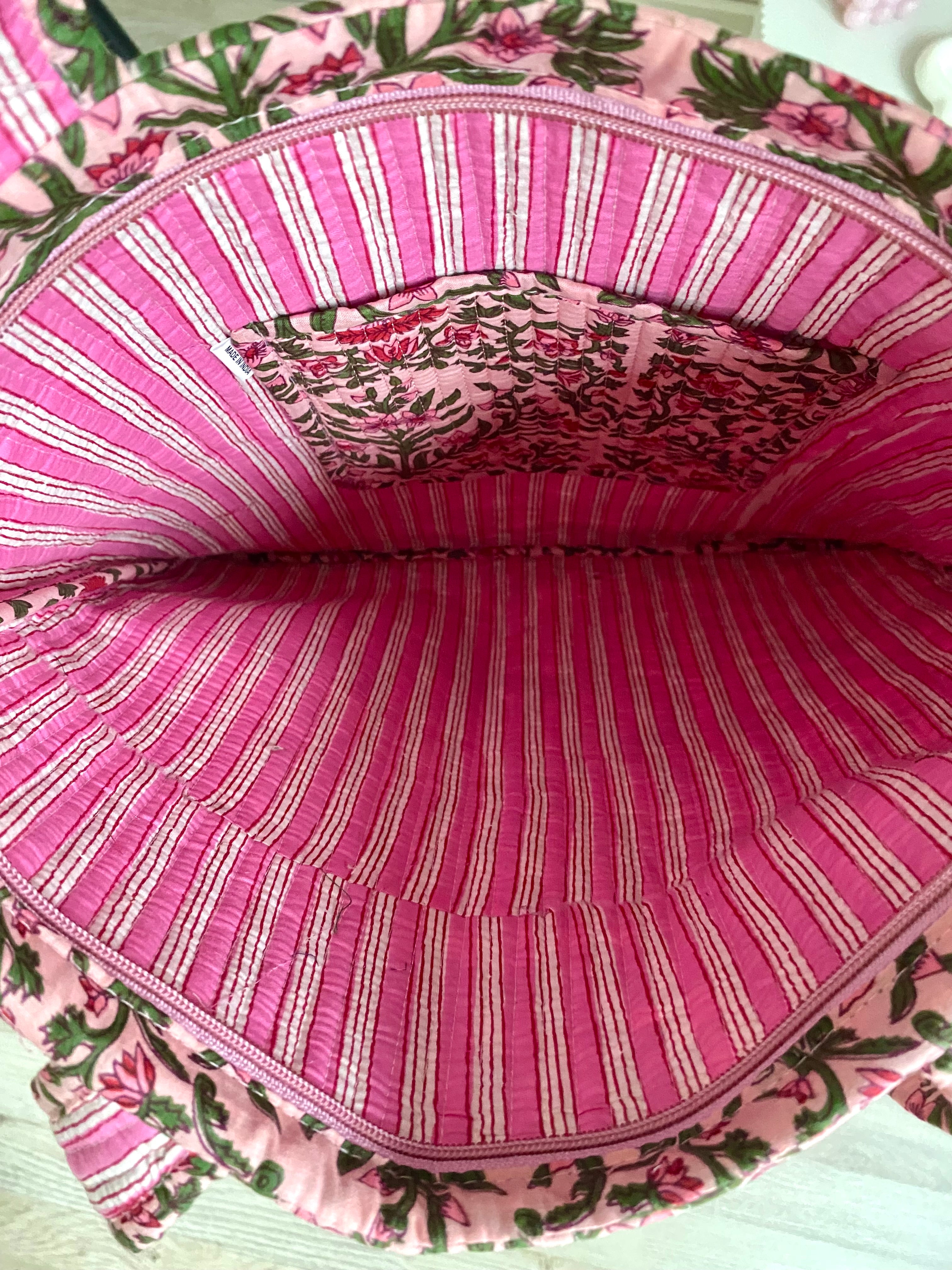 Tas met roze print en bladeren met ruches, ritssluiting en lang hengsel