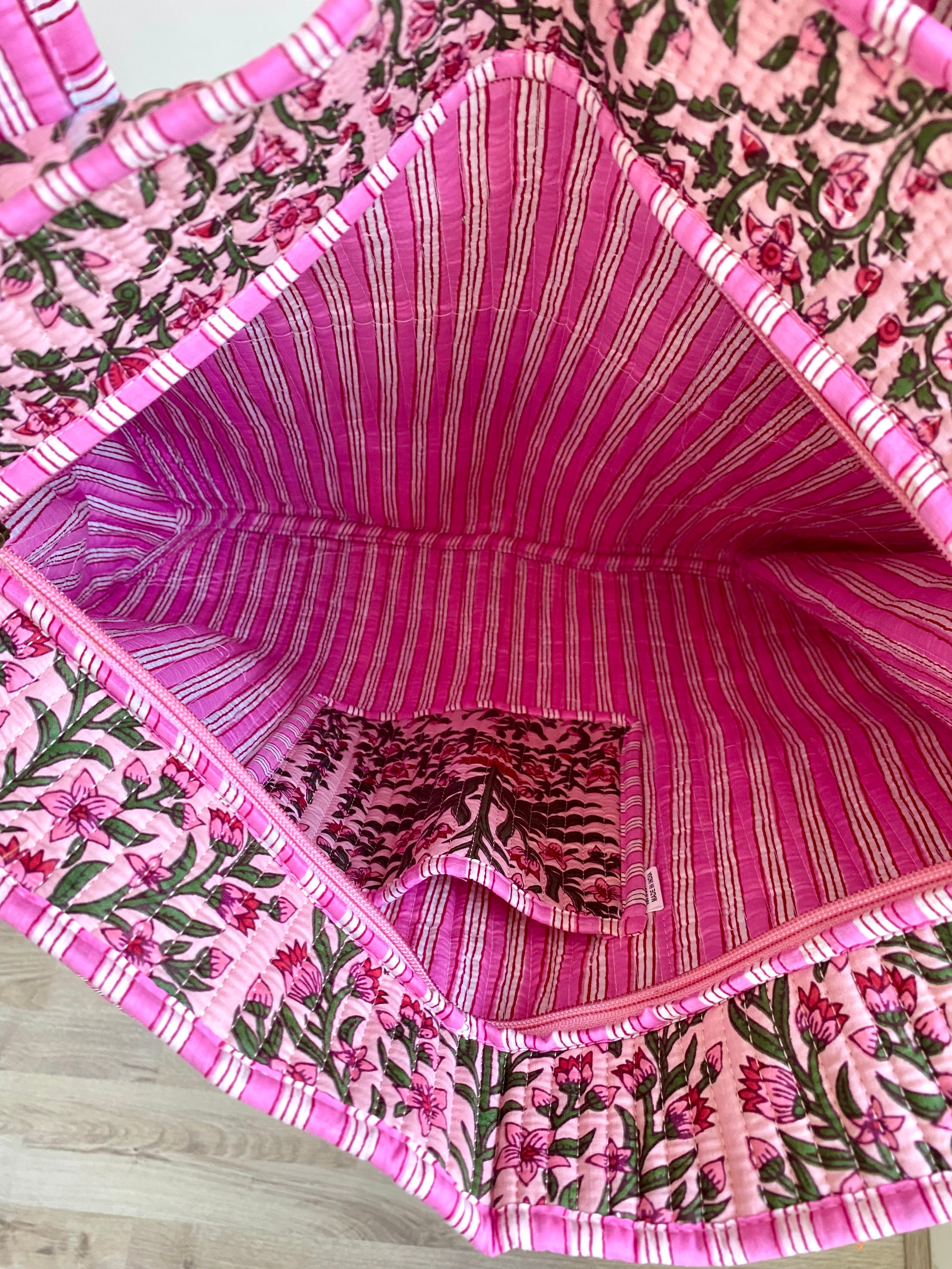 Shopper met vrolijke roze groene print van bloemen met ritssluiting en hengsel