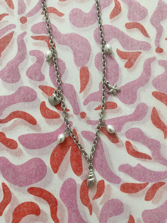 Bedelketting met zee bedels en parels in het zilver