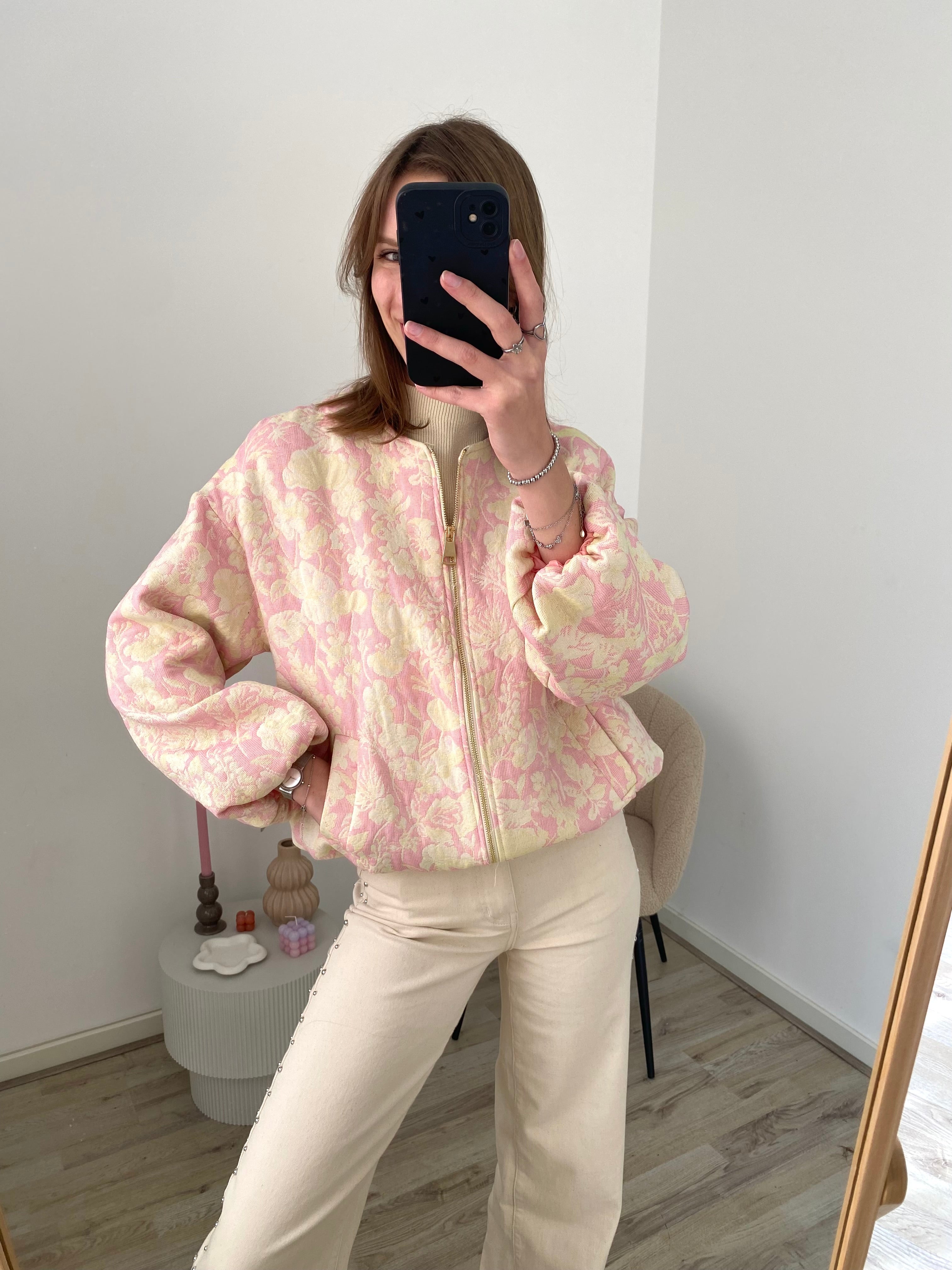 Bomber jas met bloemenprint in het roze met geel