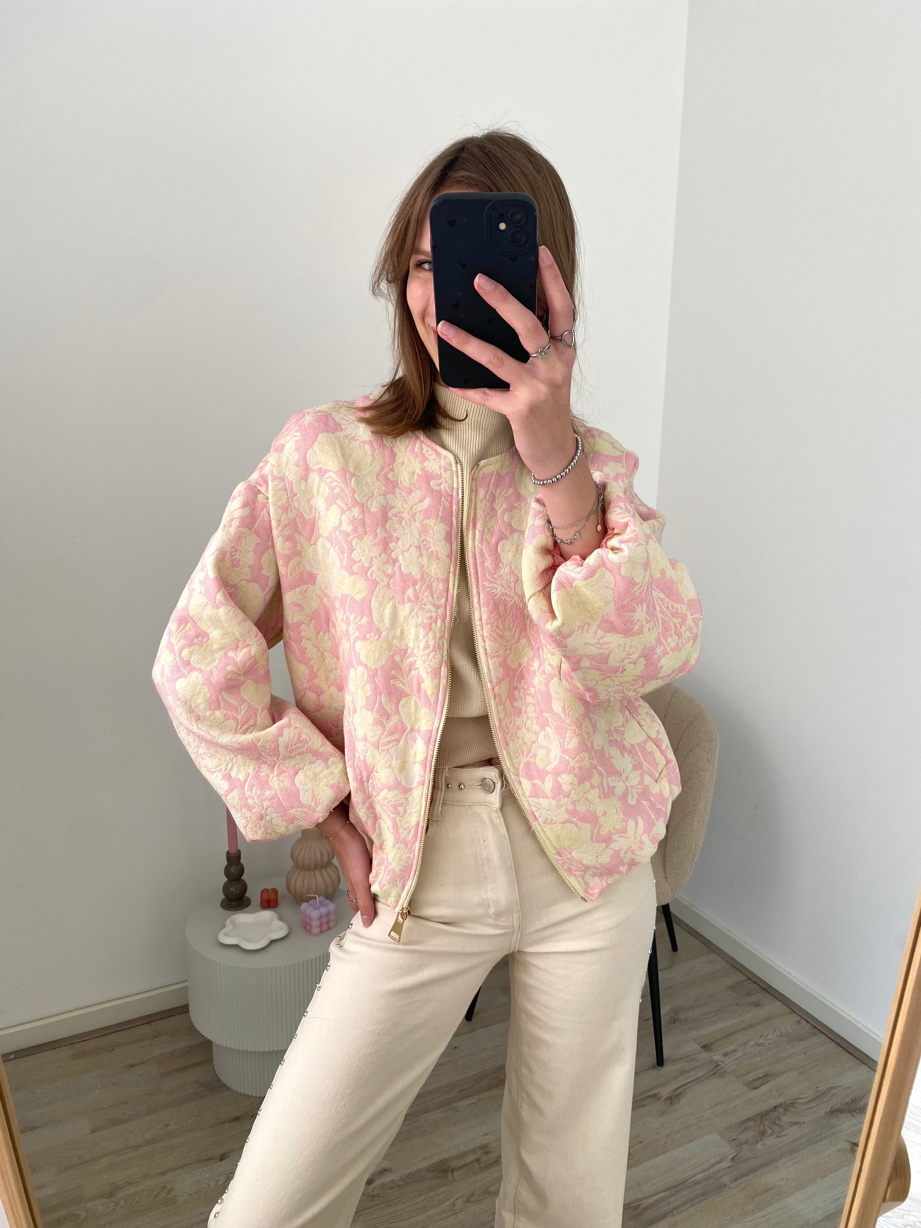 Bomber jas met bloemenprint in het roze met geel
