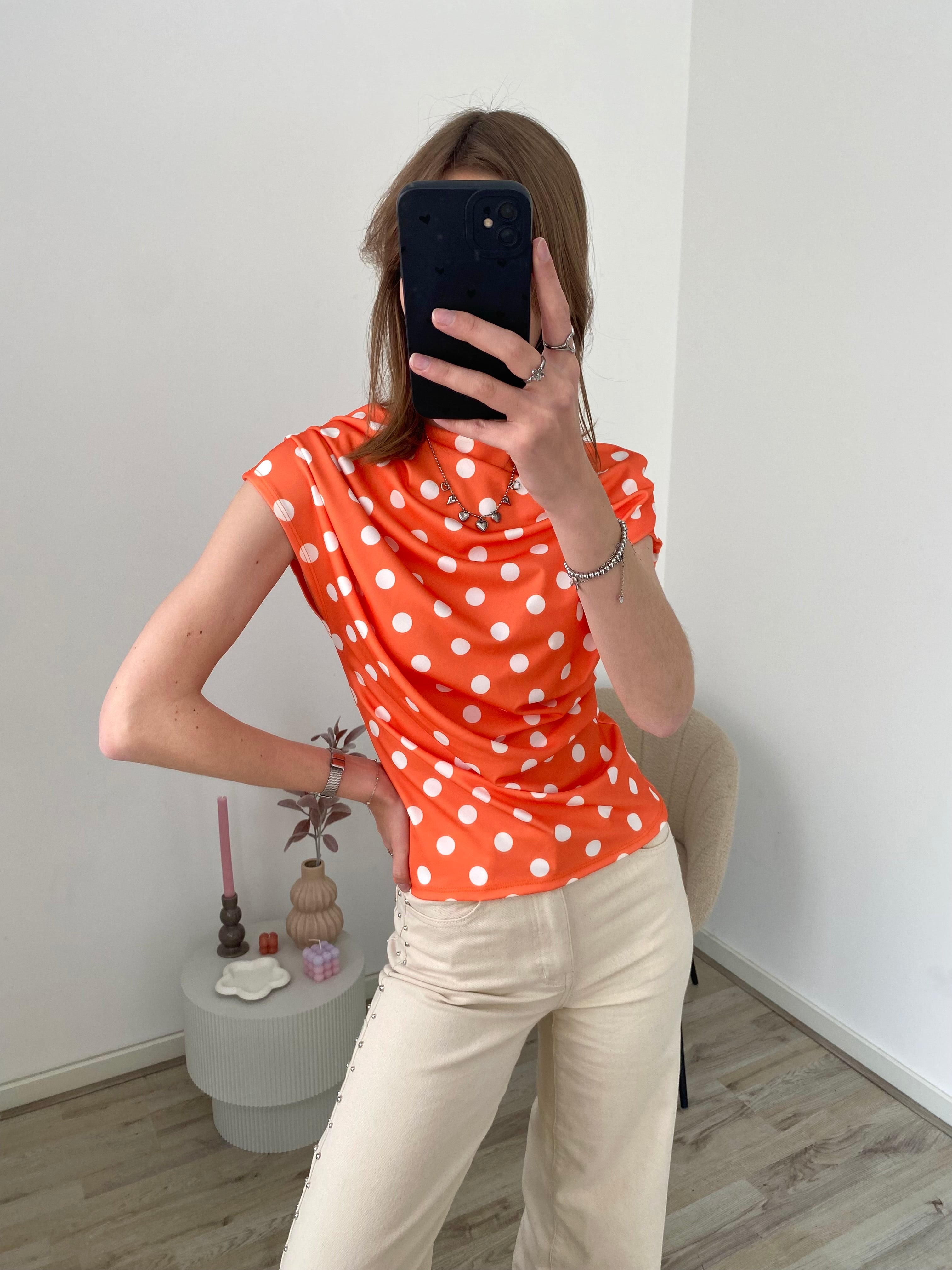 Top met polka dots in het oranje met wit