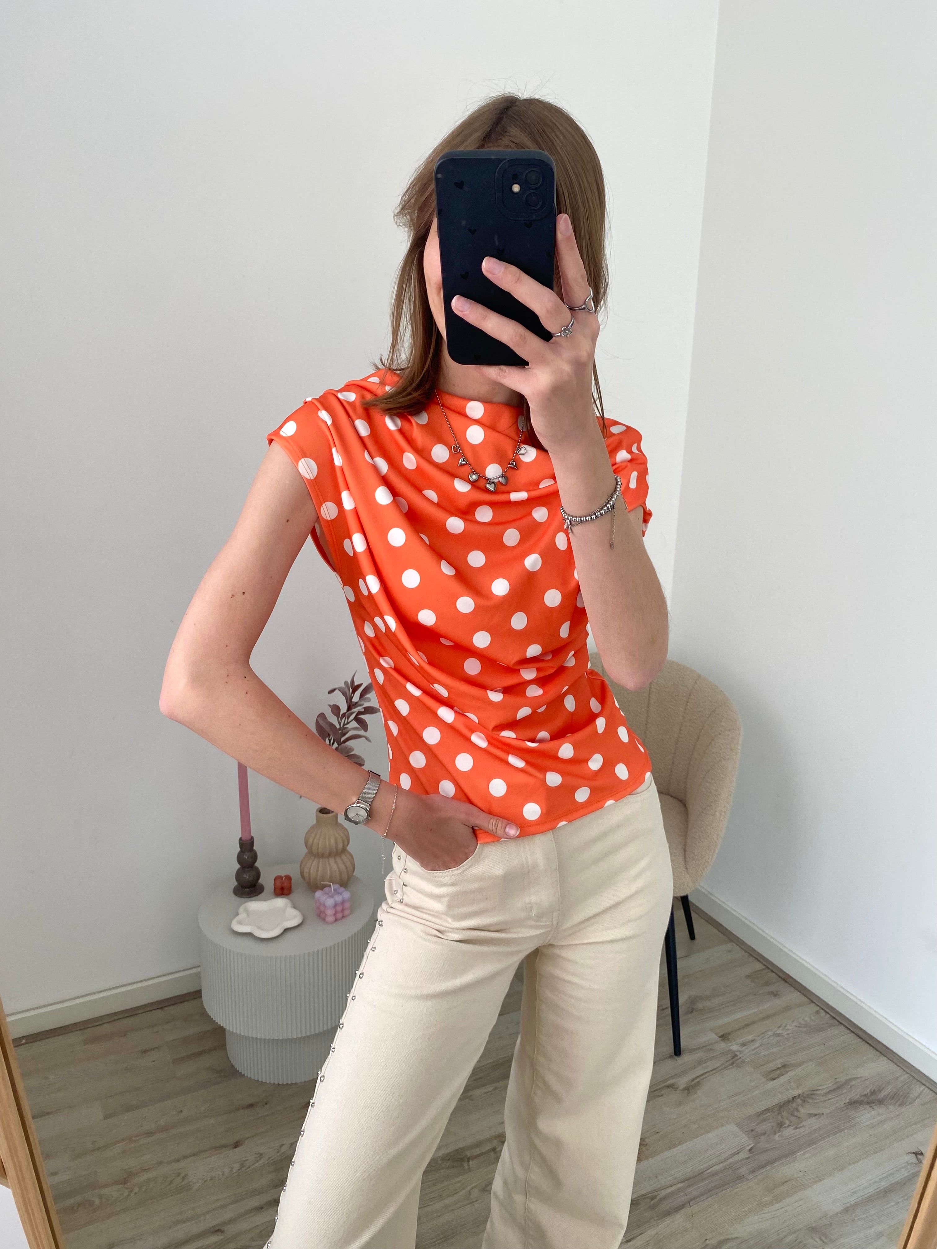 Top met polka dots in het oranje met wit