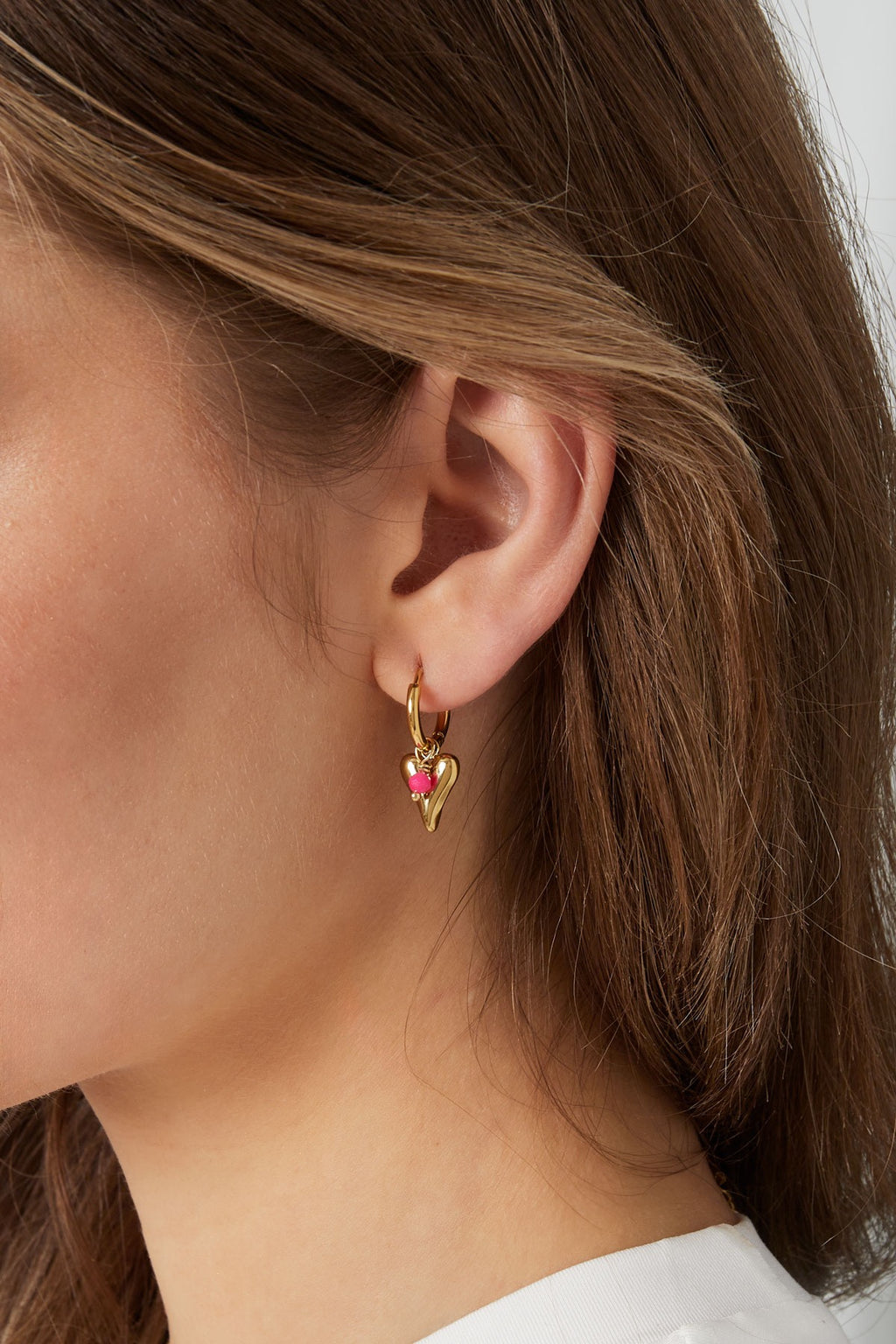 Gouden hartjes oorbellen met roze kraal