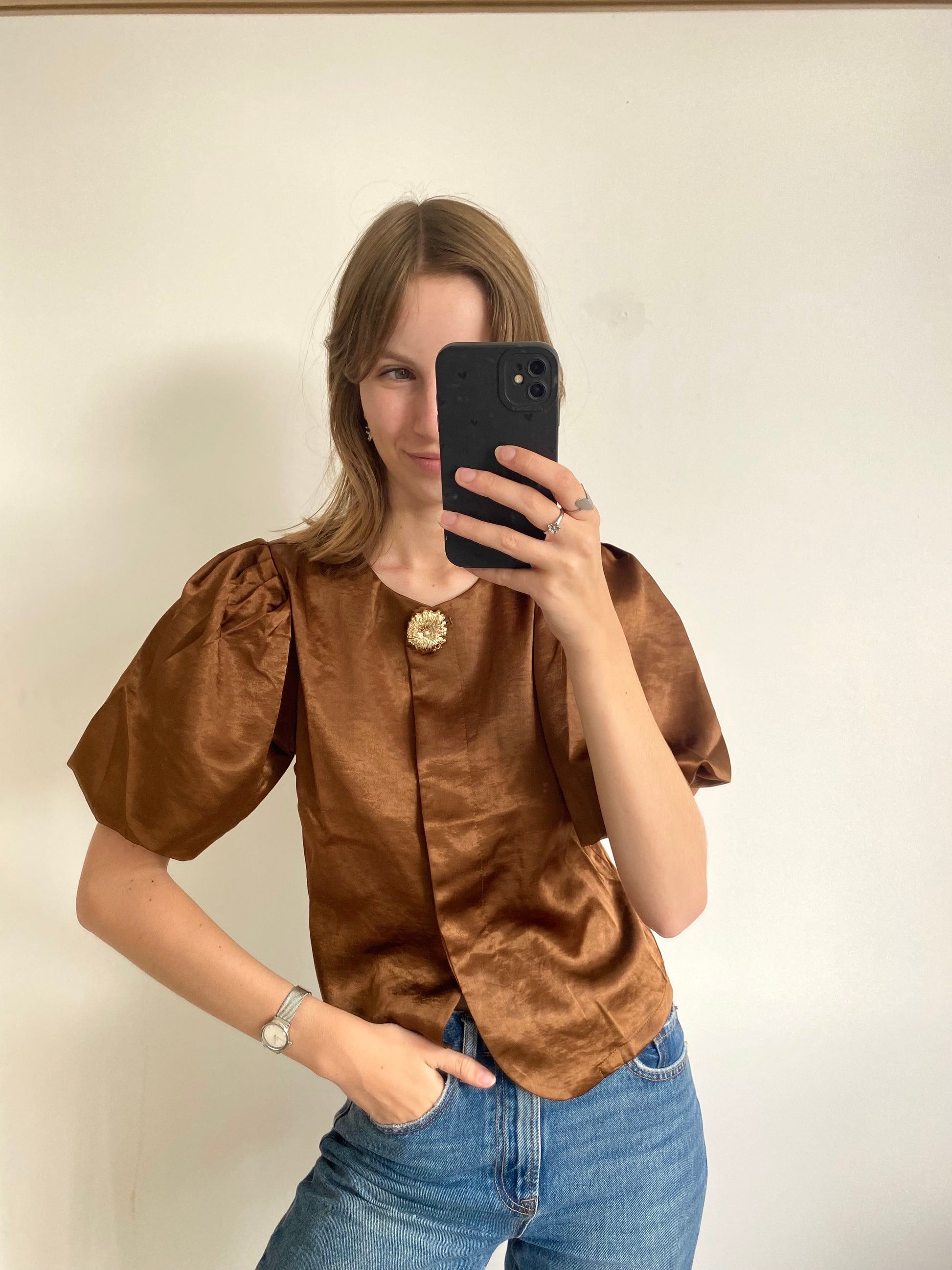 Satijnen top met pofmouw en gouden detail bruin