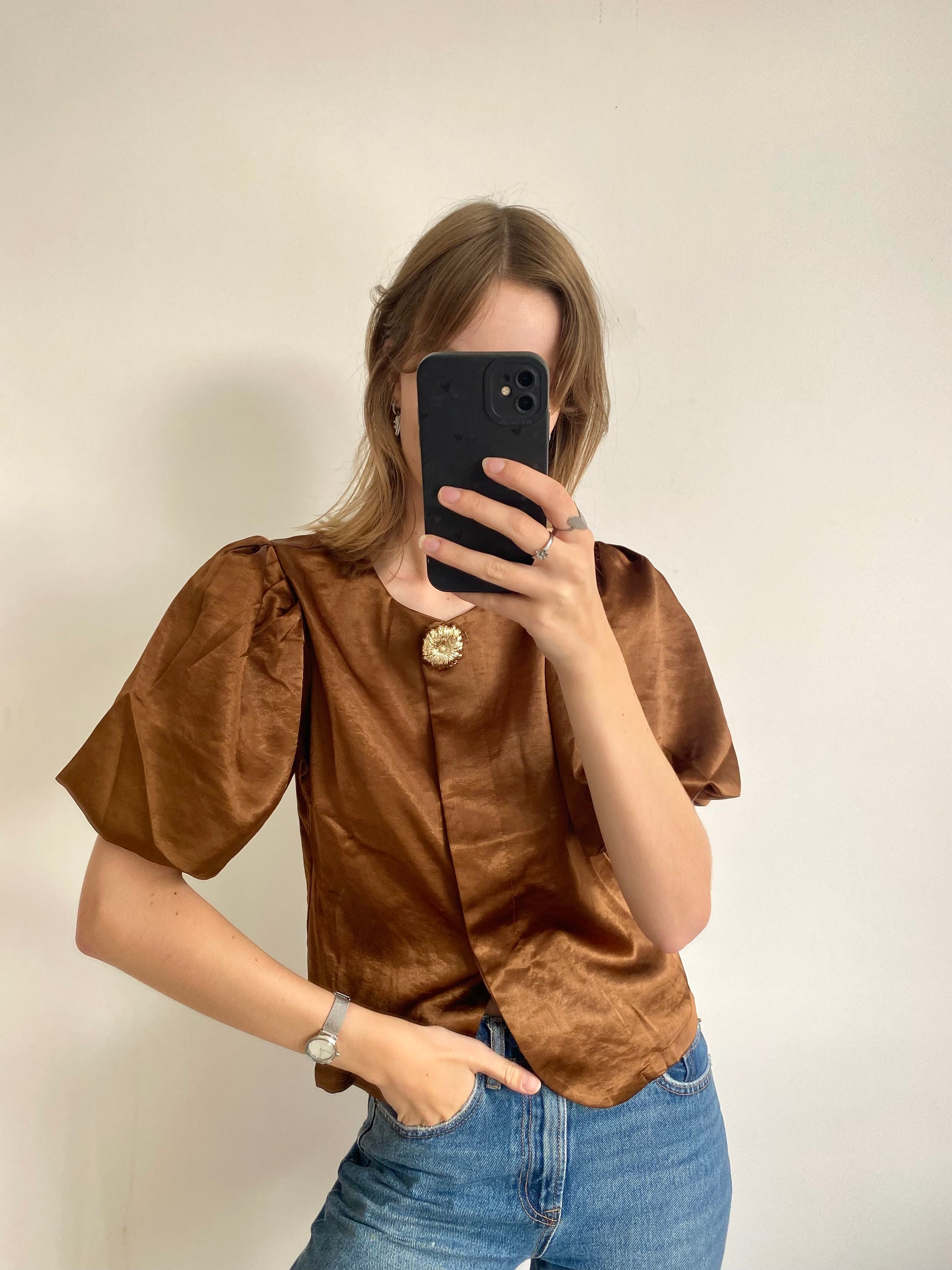 Satijnen top met pofmouw en gouden detail bruin