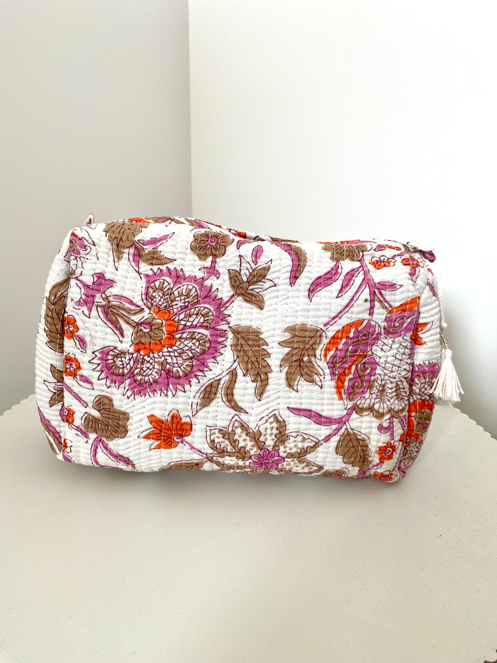 Toilettas met witte bloemenprint