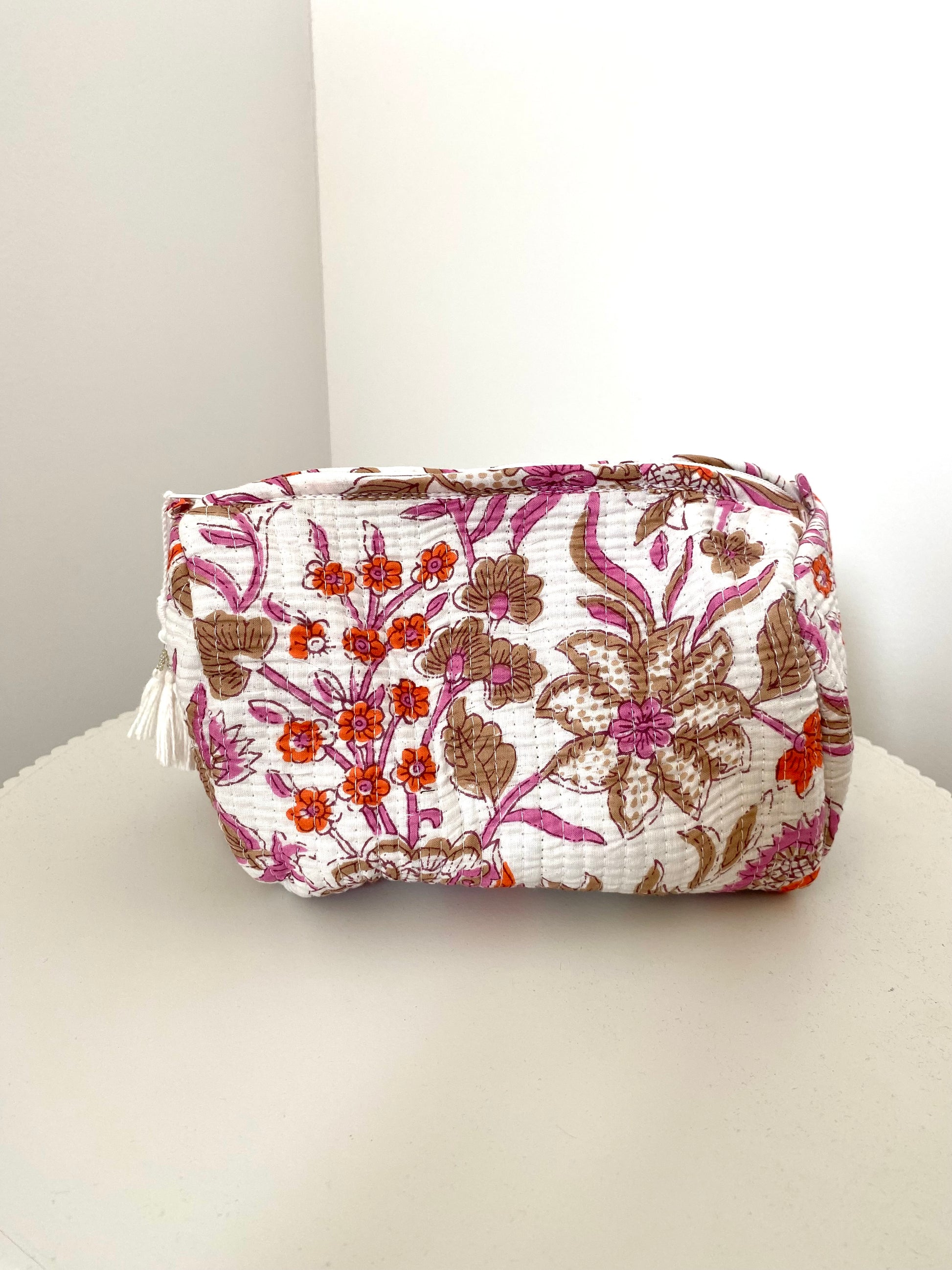 Toilettas met witte bloemenprint