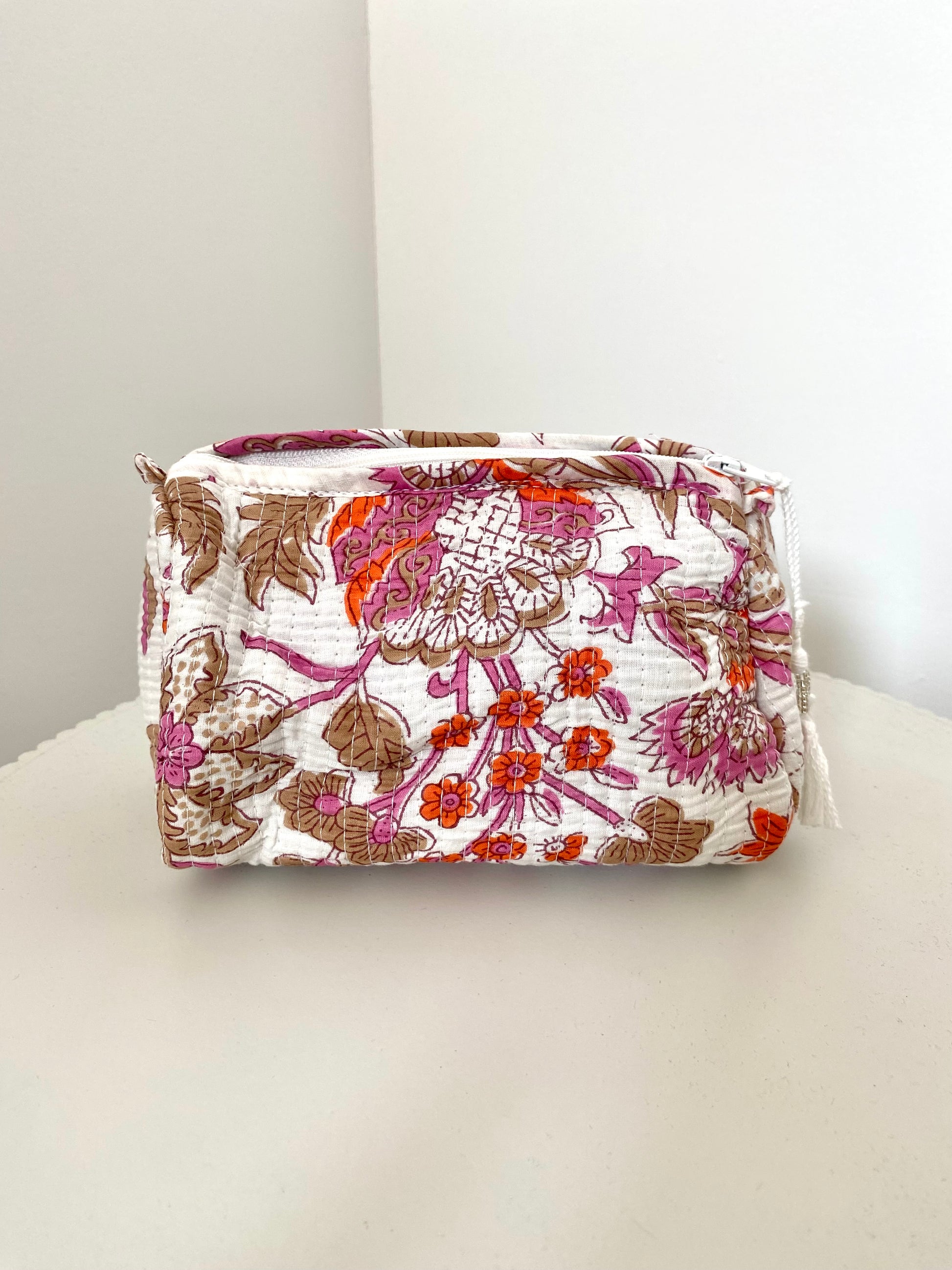 Toilettas met witte bloemenprint