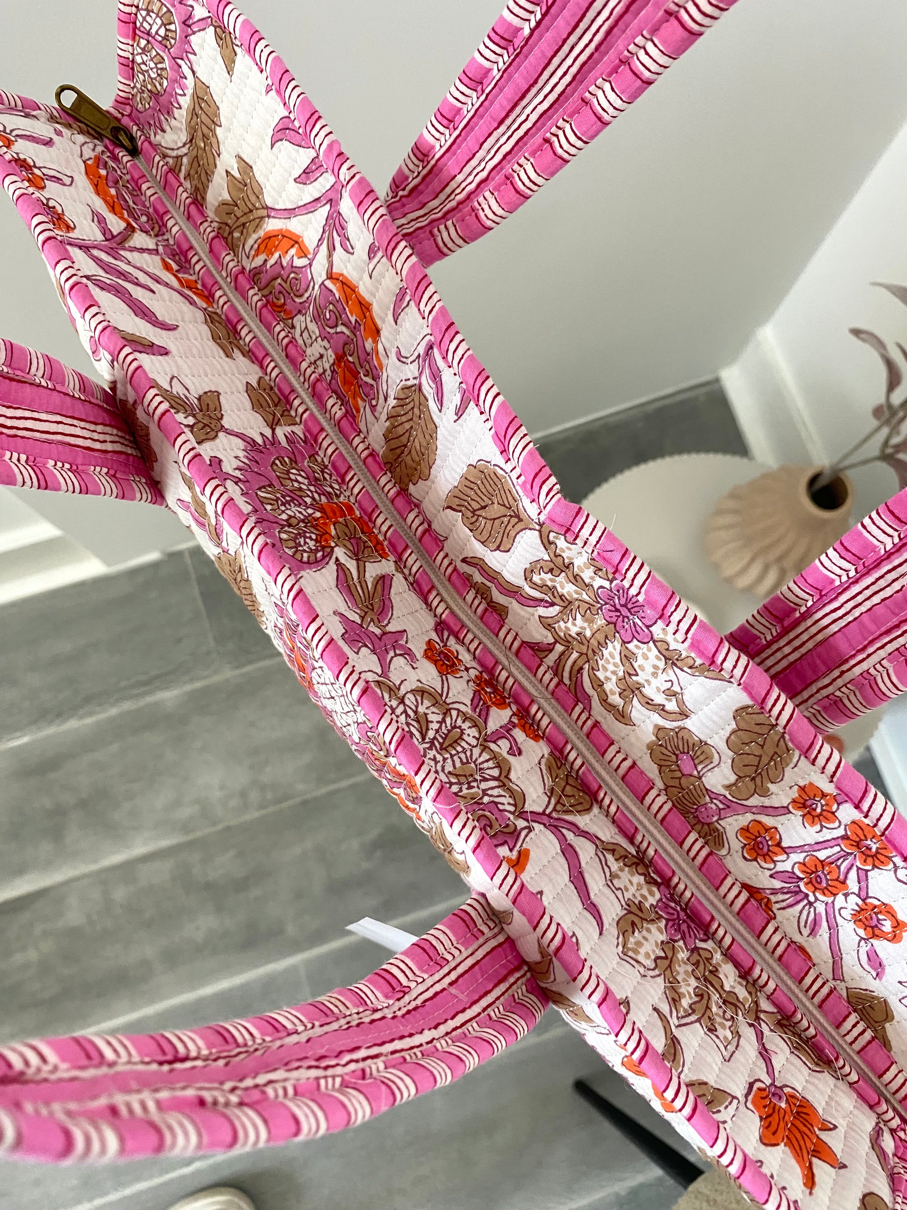 Shopper met bloemenprint in het wit met roze en ritssluiting