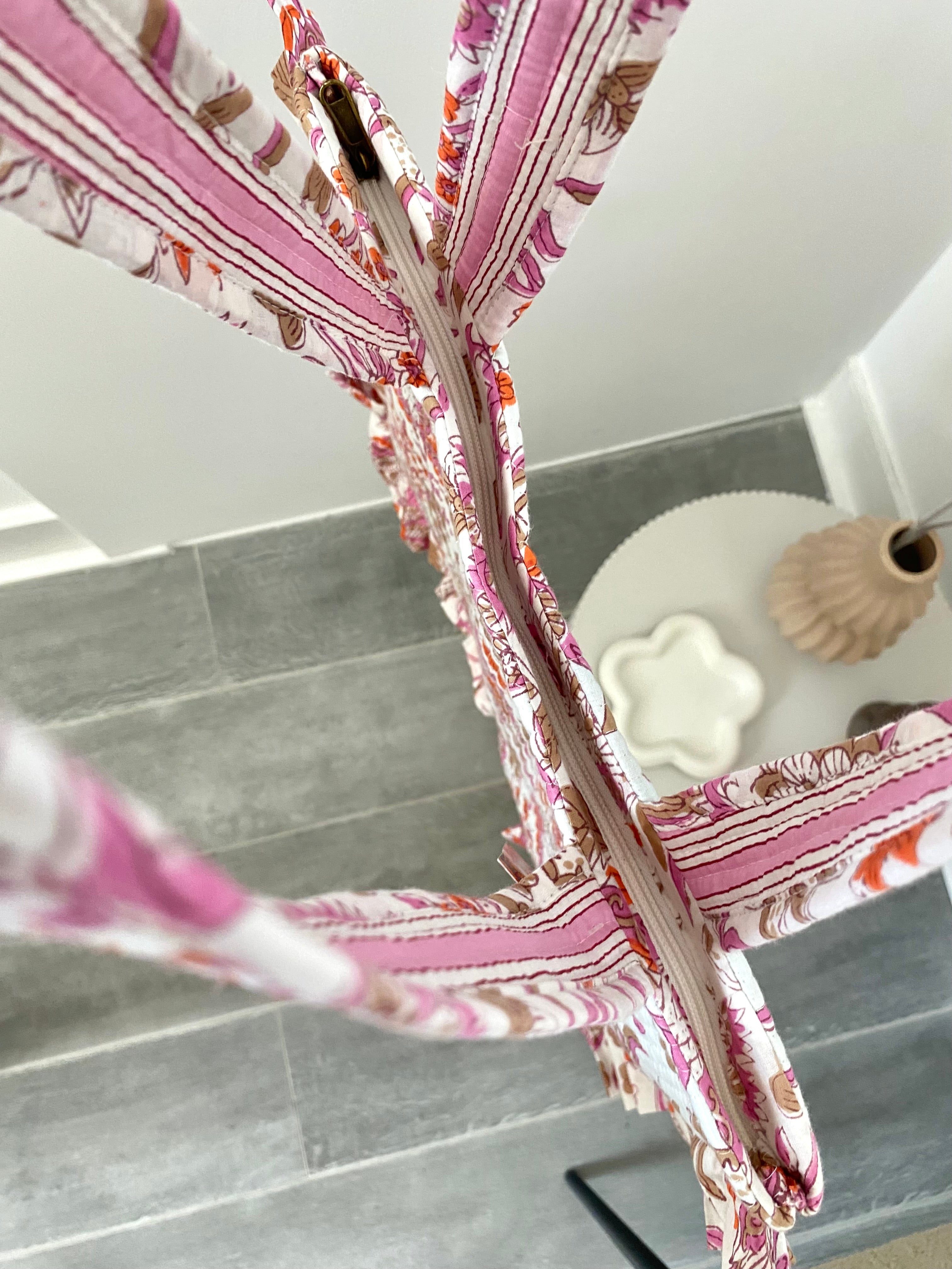 Tas met witte en roze bloemenprint en ritssluiting