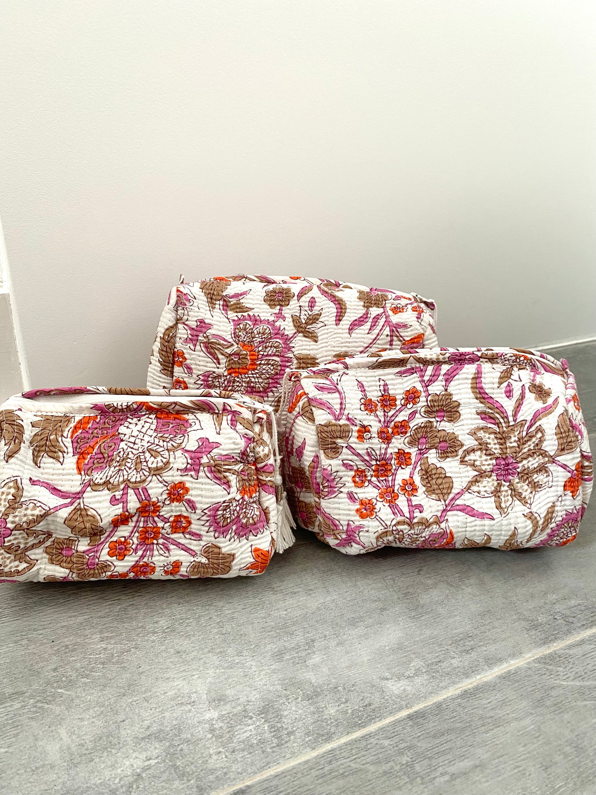 Toilettassen met witte bloemenprint