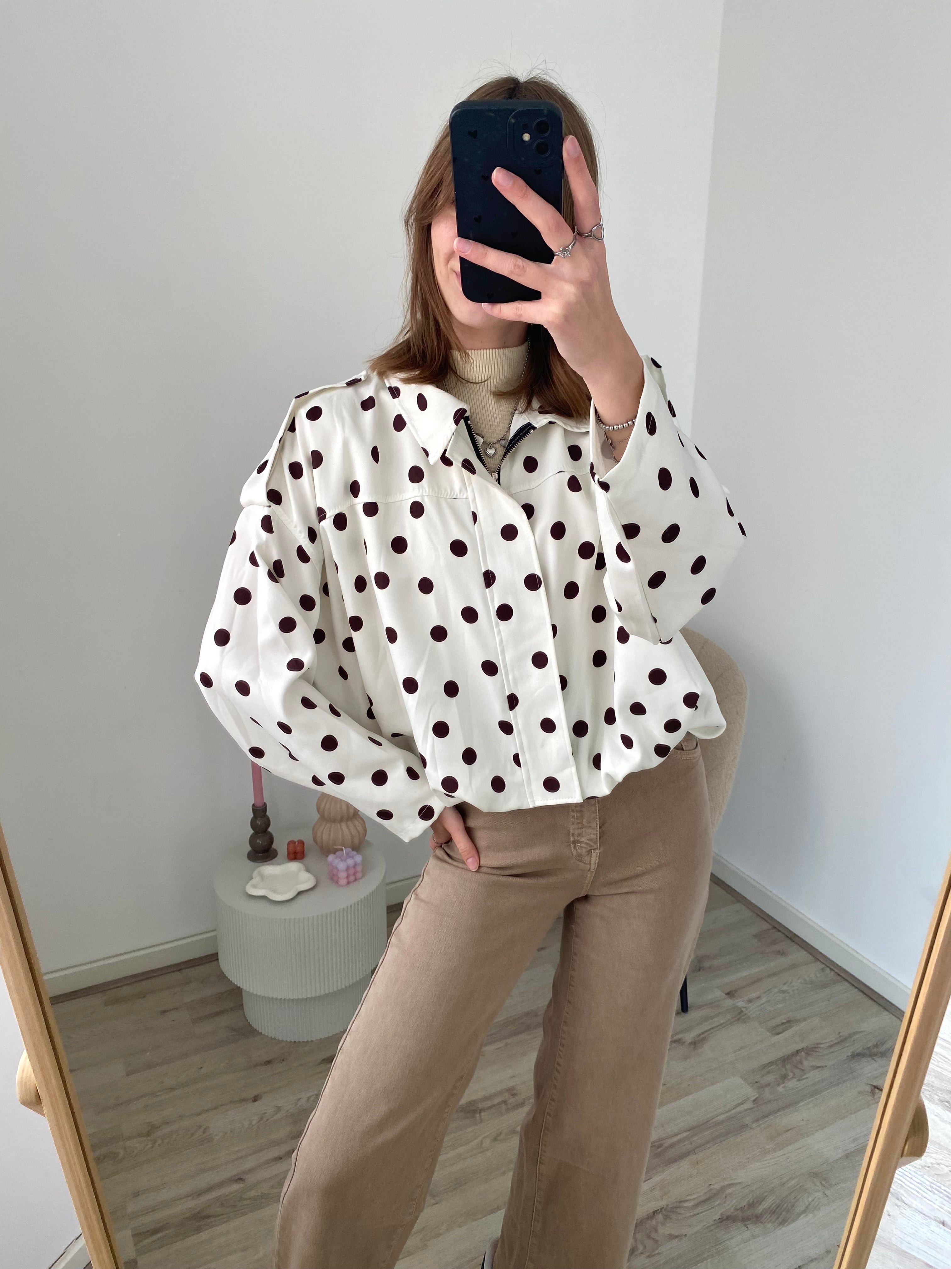 Polka dot blouse bomber jasje in het wit met bruine stippen