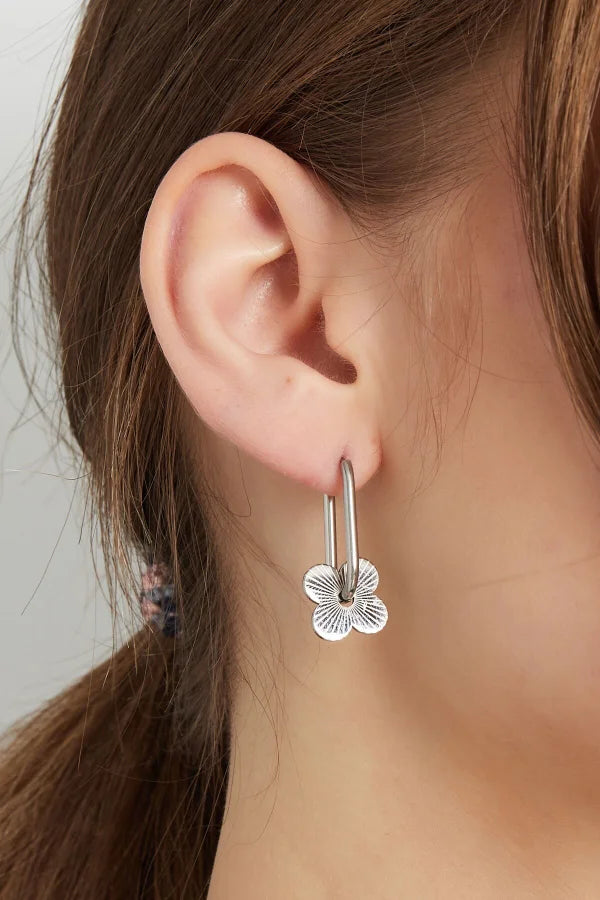 Oorhangers zilver met bloemen hangers