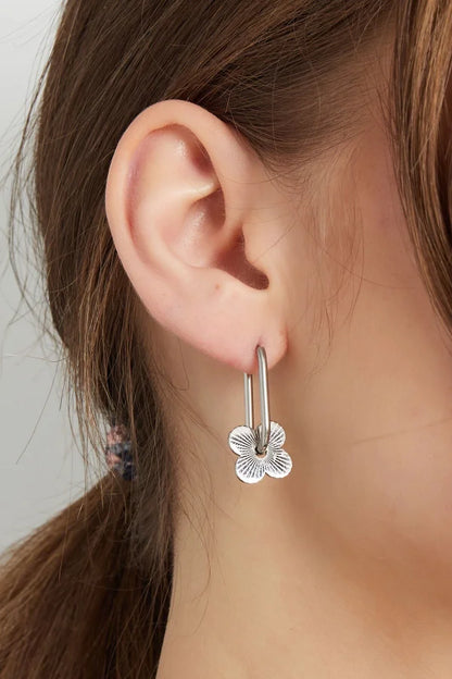 Oorhangers zilver met bloemen hangers