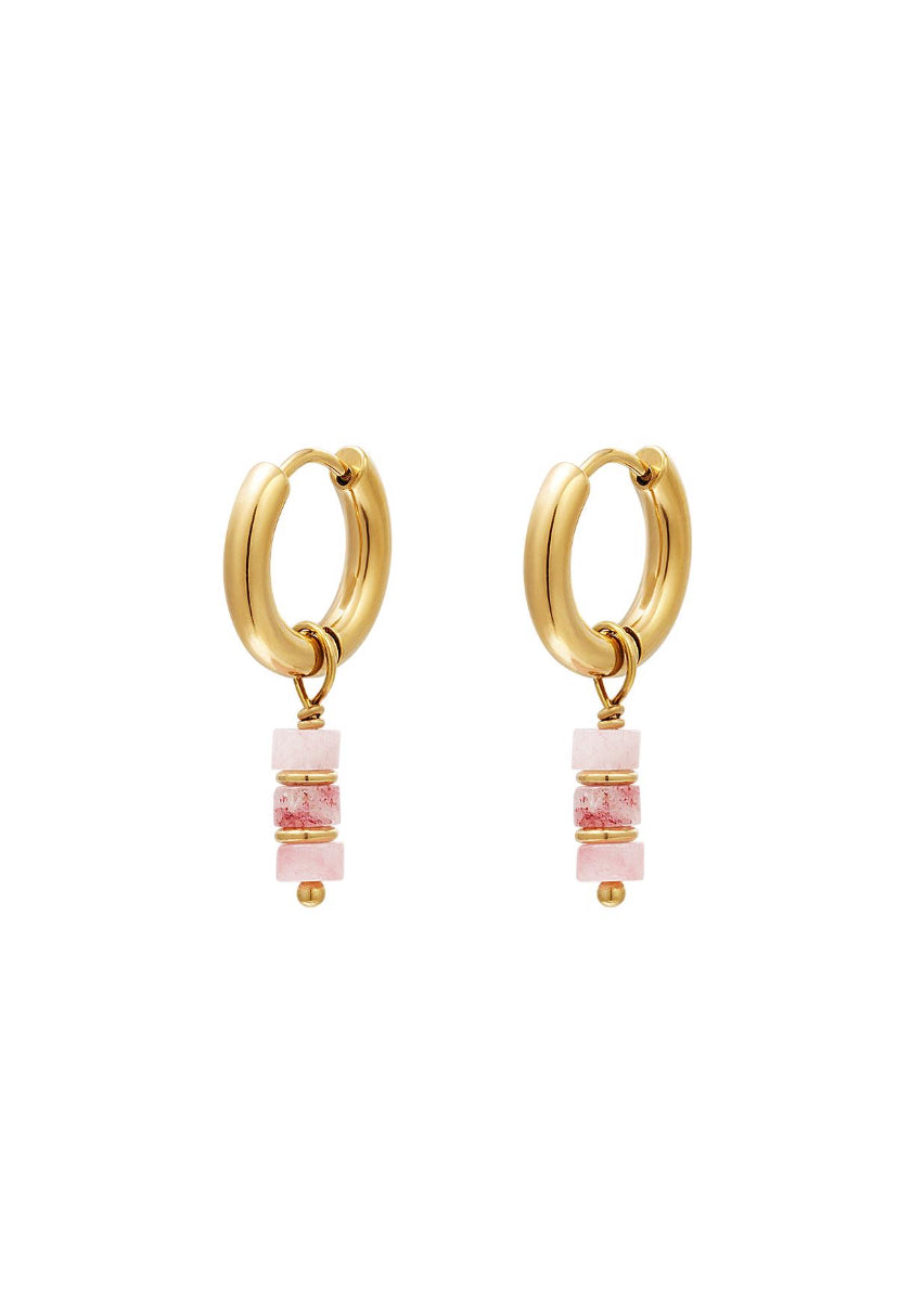 Subtiele oorhangers in goud met lichtroze detail rvs