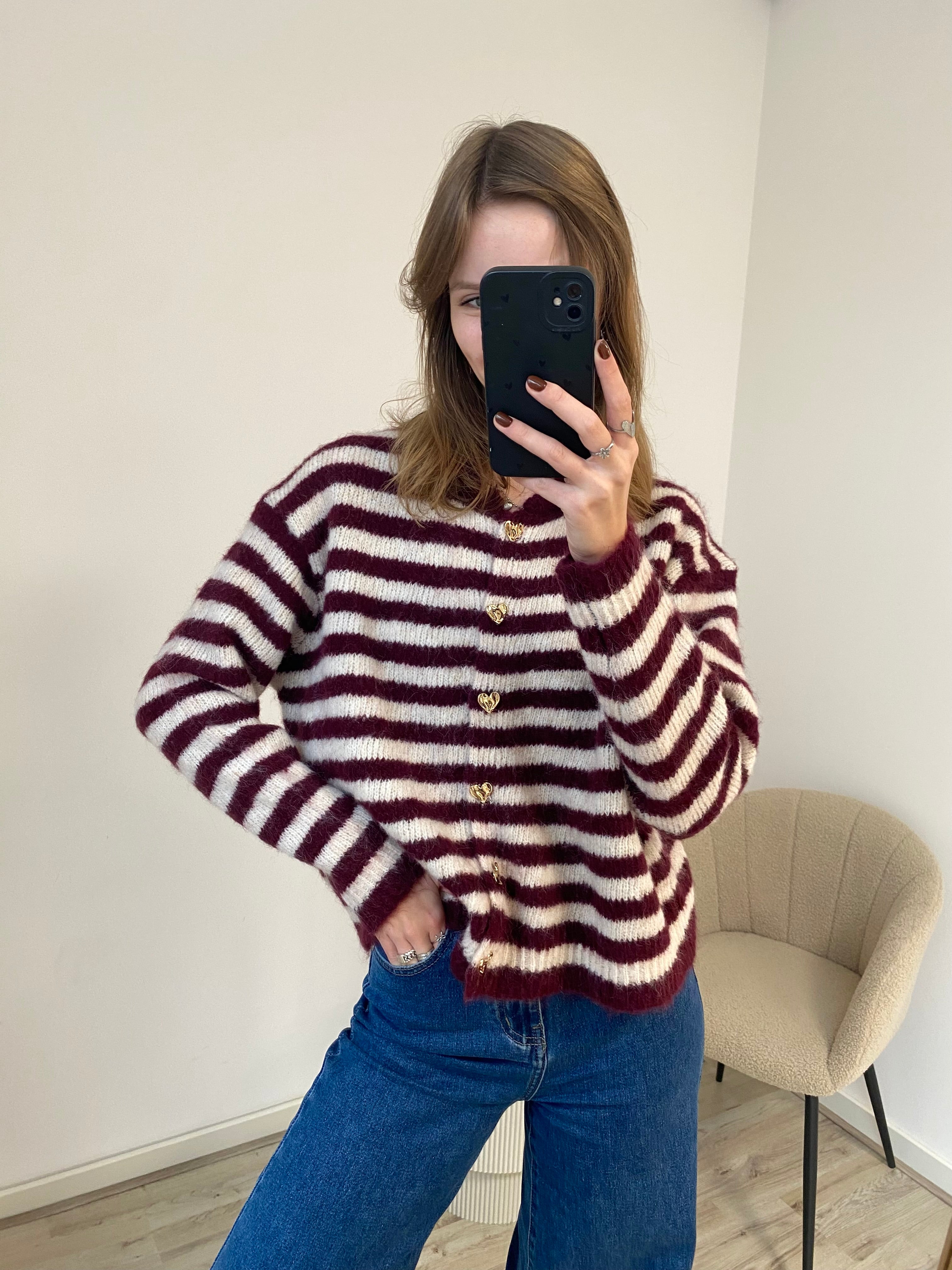 Lange mouw vestje met strepen en hartjes knopen in bordeaux kleur